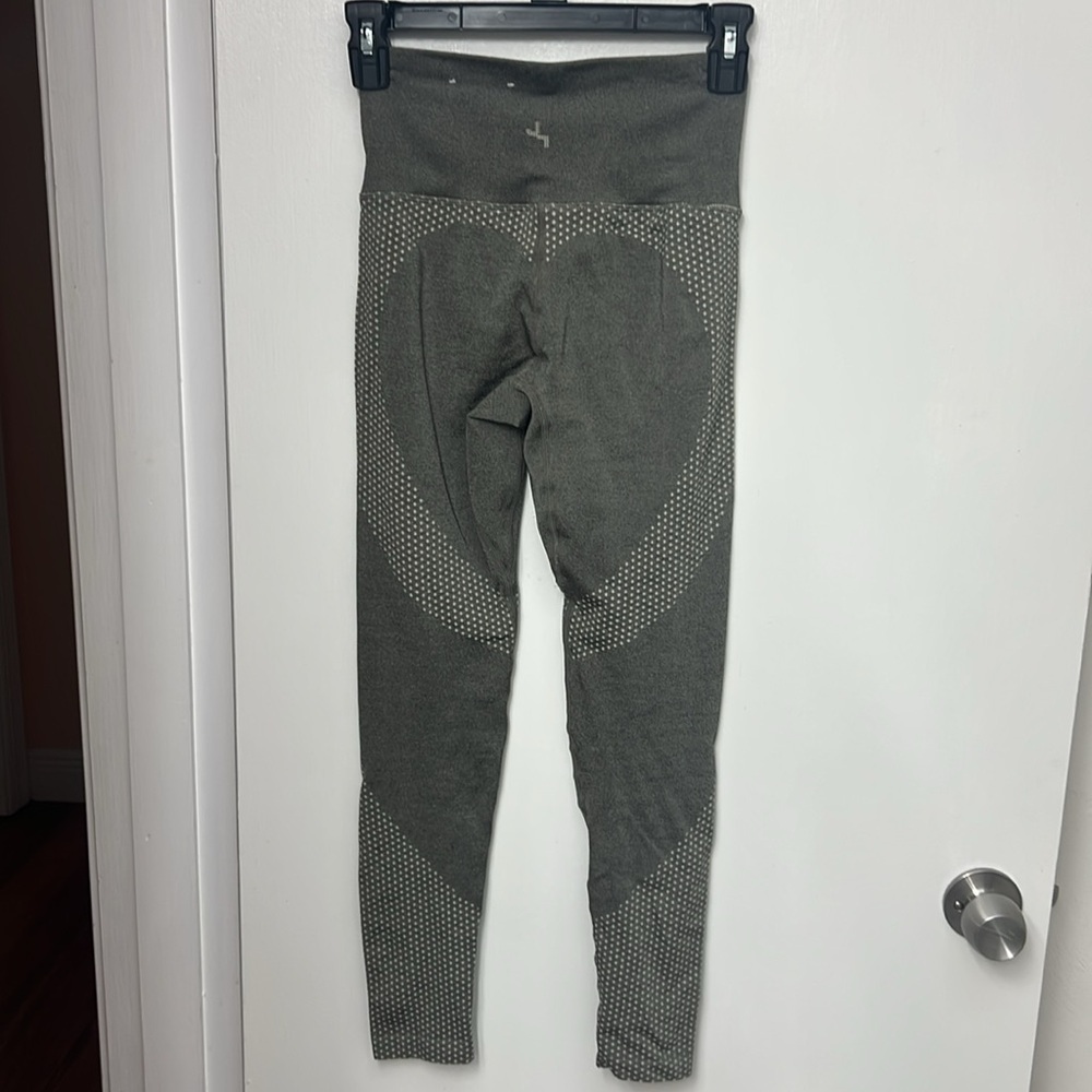 JoyLab Women's High-Rise Gray/Cream Patterned Seamless 7/8 Leggings, XS, EUC - Picture 3 of 8